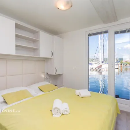 Bamboo Floating House 보트호텔 *